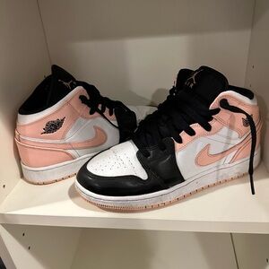 Air Jordan 1 mid black white pink